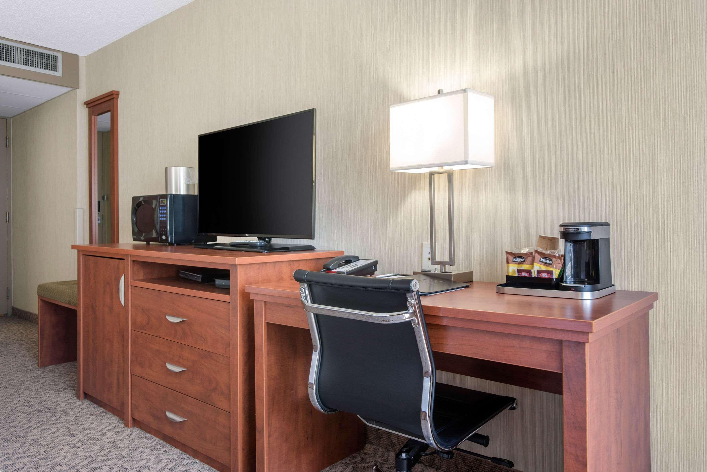 Clarion Hotel & Suites Brandon Eksteriør bilde