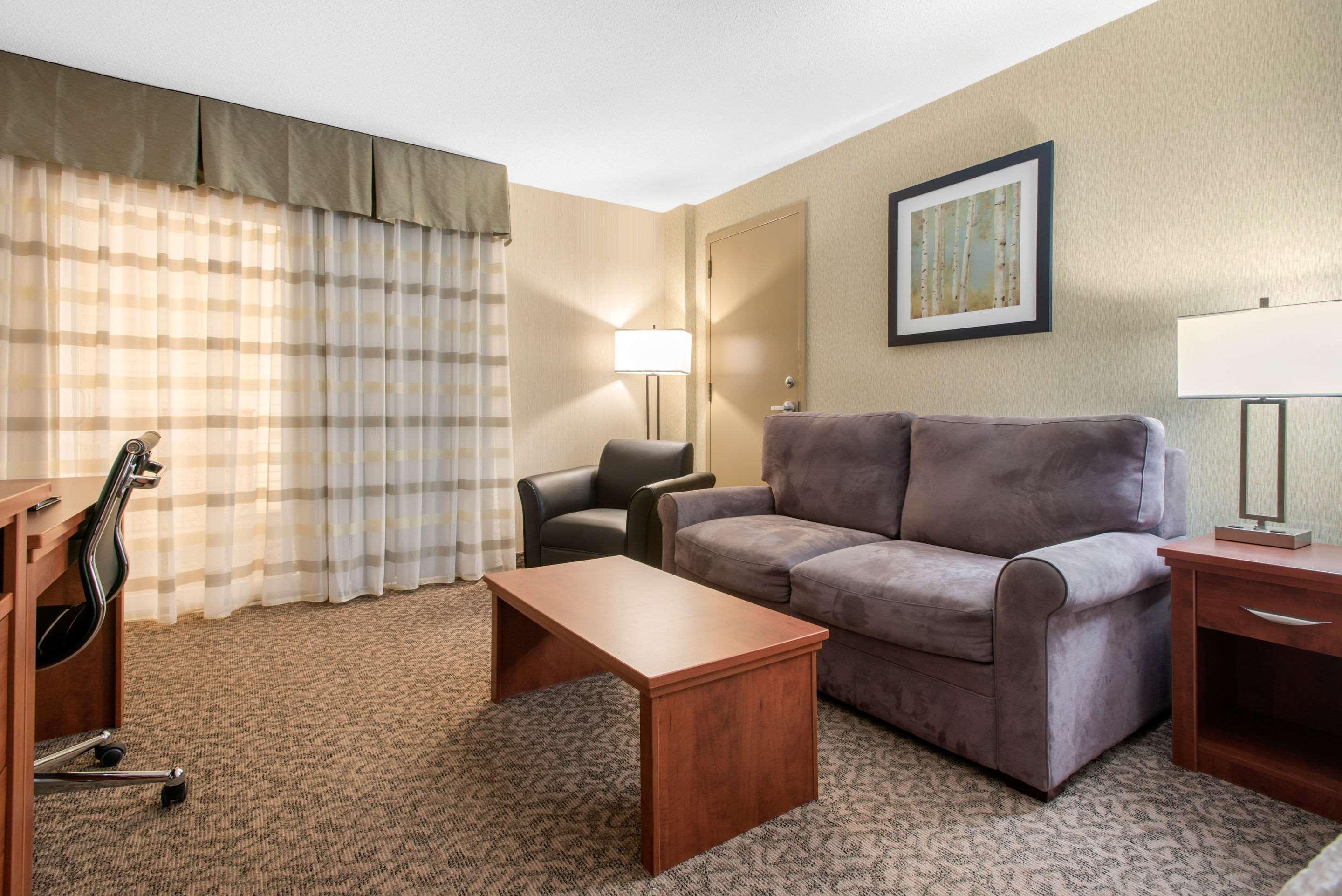 Clarion Hotel & Suites Brandon Eksteriør bilde